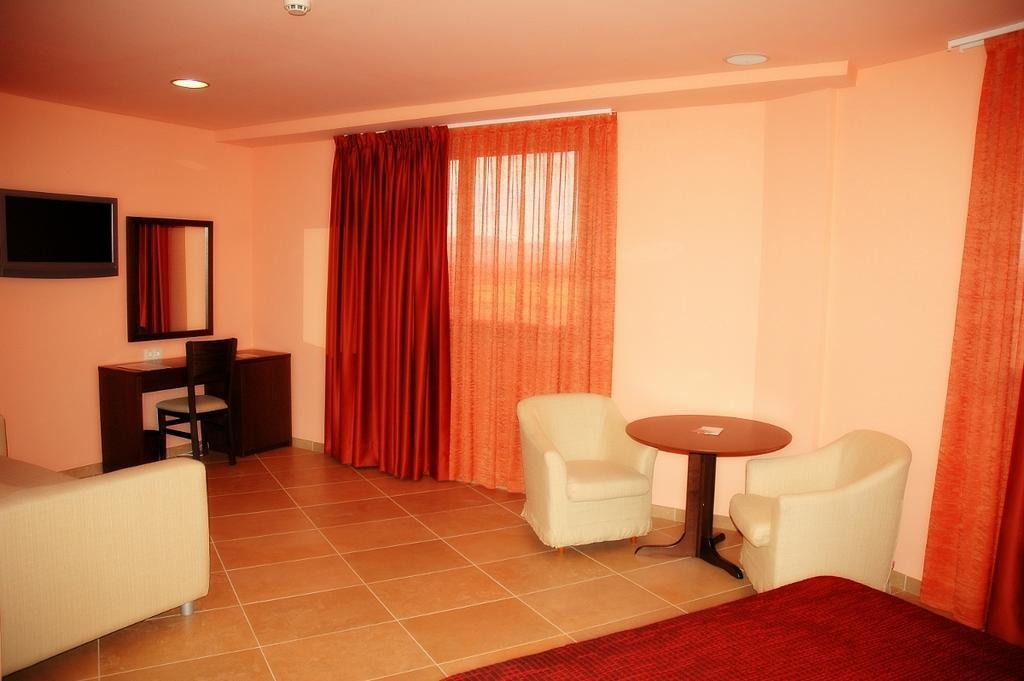 Hotel Salat Resort Лес Борхес Бланкес Стая снимка